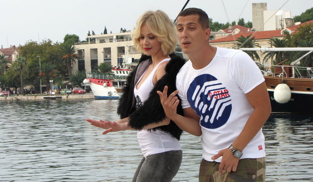 Makarska, 260911. 
Jelena Rozga snima spot za pjesmu  “Dalmatinka” u Makarskoj i to na Kacicevom trgu, gradskoj rivi i na brodu usidrenom u luci.
Na slici: Jelena Rozga sa kolegom iz grupe Connect za vrijeme snimanja spota.
Foto: Ivo Ravlic / CROPIX