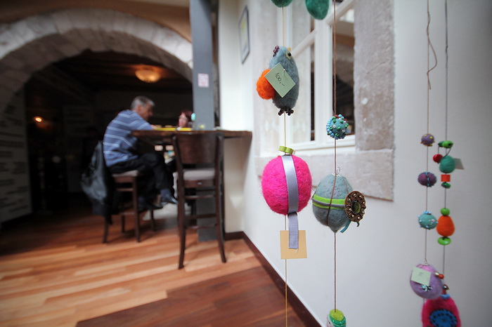 Restoran Bar Atrij: Prodajna izložba uskrsnih pisanica Silvijane Dražović, Foto: Saša Čuka Restoran Bar Atrij: Prodajna izložba uskrsnih pisanica Silvijane Dražović, Foto: Saša Čuka