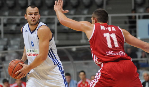 Zadar, 201111.U Zadru se odigrala utakmica 7. kola A1 kosarkaske lige izmedju KK Zadar i KK Sibenik Jolly. Na fotografiji: Ive Ivanov (6), Mate Mrva (11).Foto: Luka Gerlanc / CROPIX