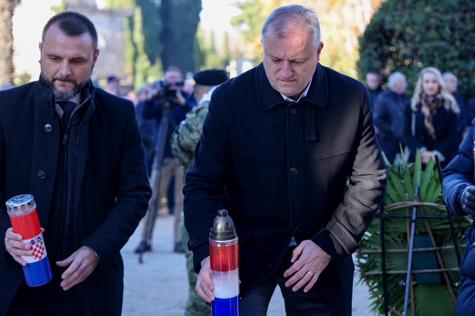 Na Gradskom groblju položeni vijenci povodom obilježavanja 33. obljetnice 72. bojne Vojne policije Na Gradskom groblju položeni vijenci povodom obilježavanja 33. obljetnice 72. bojne Vojne policije