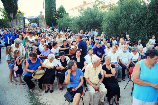 Proslava blagdana Velike Gospe: središnja večernja misa i procesija ulicama Belafuže Proslava blagdana Velike Gospe: središnja večernja misa i procesija ulicama Belafuže