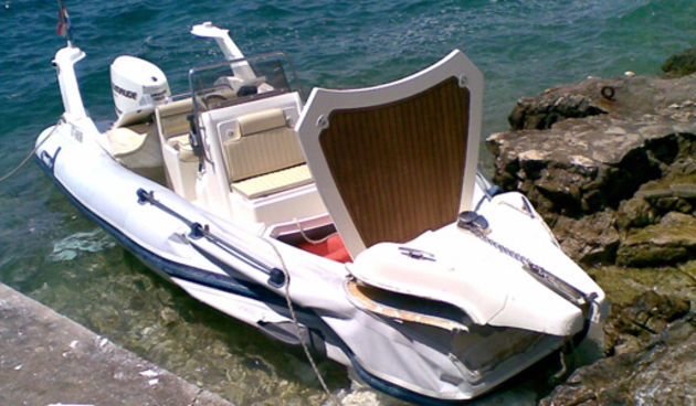 Split, 110710.
U pomorskoj nesreci u Okrugu Donjem teze je stradala jedna zenska osoba. Gumenjak sa motorom od 130 konja zabio u se u jahtu sa koje je ispala zena i teze se ozljedila. Na fotografiji: Brod vezan neposredno nakon nesrece.
Foto: Rino Belan