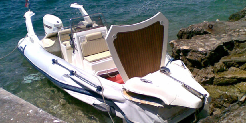 Split, 110710.
U pomorskoj nesreci u Okrugu Donjem teze je stradala jedna zenska osoba. Gumenjak sa motorom od 130 konja zabio u se u jahtu sa koje je ispala zena i teze se ozljedila. Na fotografiji: Brod vezan neposredno nakon nesrece.
Foto: Rino Belan