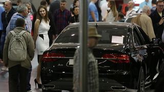Posjetitelji razgledavaju modele automobila na Zagreb Auto Showu  koji se održava na zagrebačkom Velesajmu.  Photo: Borna Filić/PIXSELL