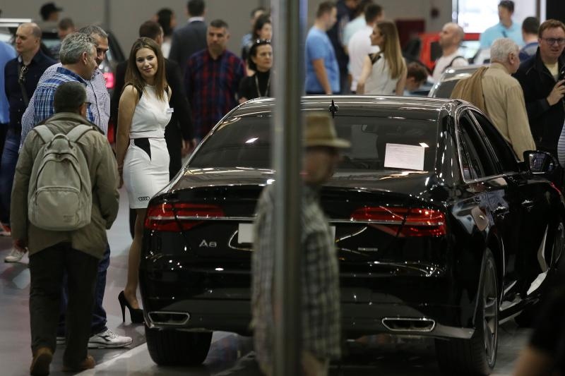 Posjetitelji razgledavaju modele automobila na Zagreb Auto Showu  koji se održava na zagrebačkom Velesajmu.  Photo: Borna Filić/PIXSELL