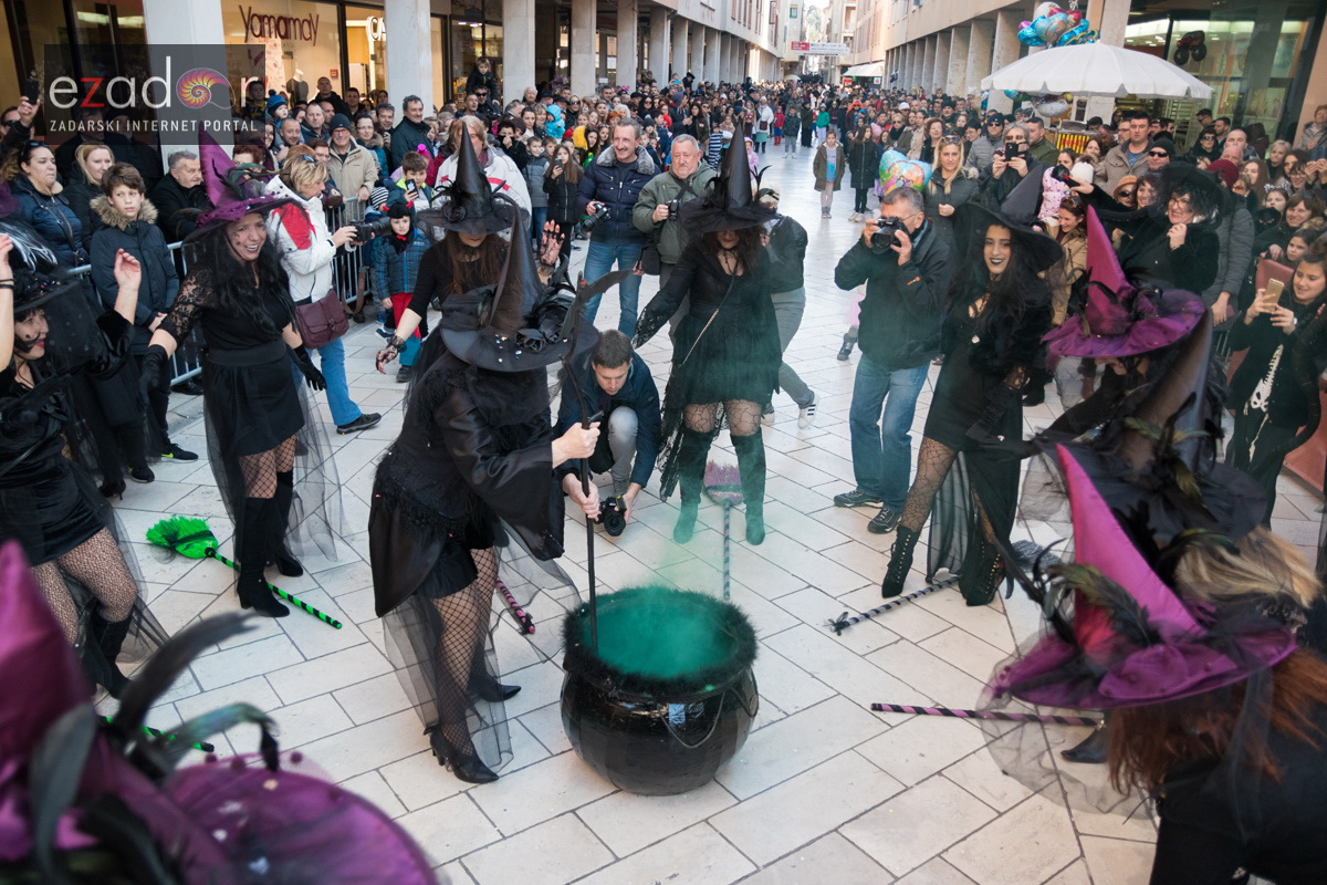 Zadarski karneval 2018: Povorka maškaranih skupina od Gradskih vrata preko Foruma do Narodnog trga Zadarski karneval 2018: Povorka maškaranih skupina od Gradskih vrata preko Foruma do Narodnog trga