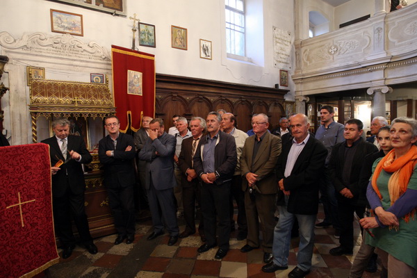 Zadar, 170513.
Crkva sv Ilije, Poluotok.
Veceras je otvorena sakralna riznica pravoslavne crkve sv. Ilije – vrijedne umjetnine i galerija ikona. Javnosti ju je predstavio episkop dalmatinski Fotije. Riznica je obnovljena sredstvima Ministarstva kultur Zadar, 170513.
Crkva sv Ilije, Poluotok.
Veceras je otvorena sakralna riznica pravoslavne crkve sv. Ilije – vrijedne umjetnine i galerija ikona. Javnosti ju je predstavio episkop dalmatinski Fotije. Riznica je obnovljena sredstvima Ministarstva kultur