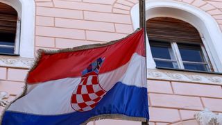 Zbog dana žalosti u Zadru su zastave na pola koplja