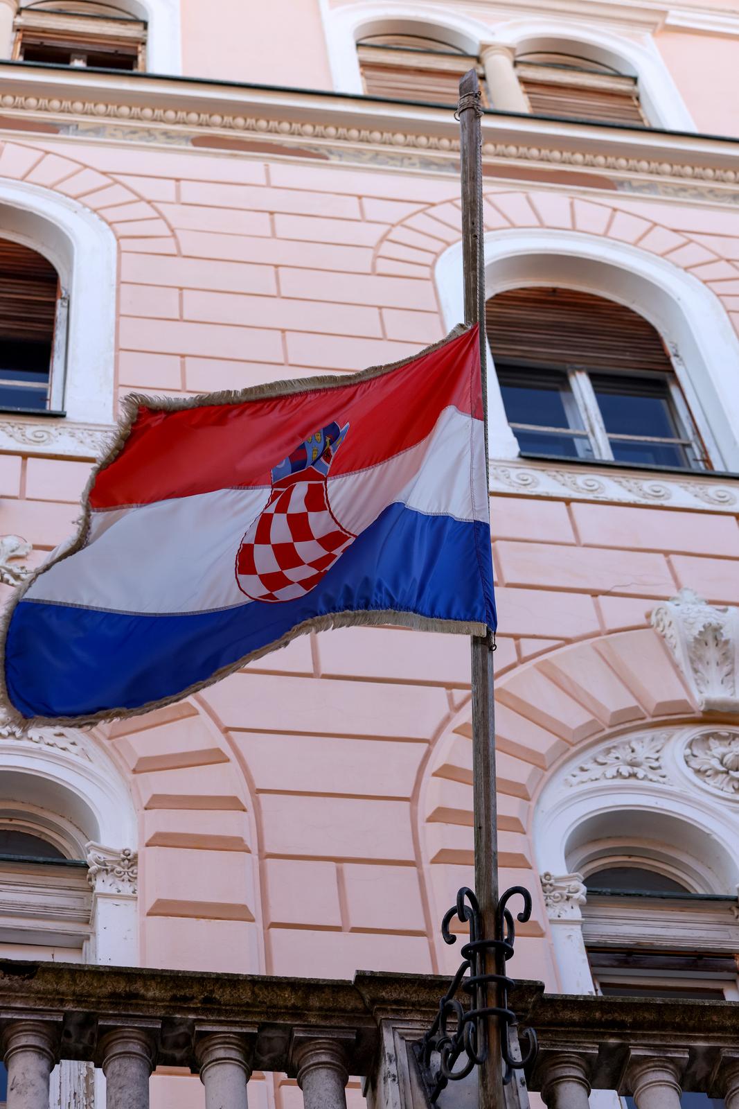 Zbog dana žalosti u Zadru su zastave na pola koplja