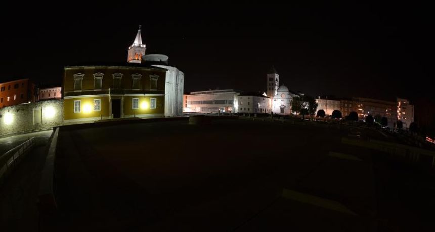 U sklopu akcije Sat za planet Zemlju ugasena je javna rasvjeta na Poljani Ivana Pavla II na sat vremena. U sklopu akcije Sat za planet Zemlju ugasena je javna rasvjeta na Poljani Ivana Pavla II na sat vremena.