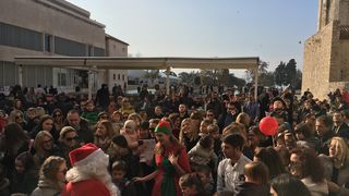 Spektakularno spuštanje Djeda Božićnjaka na Kalelargu Spektakularno spuštanje Djeda Božićnjaka na Kalelargu