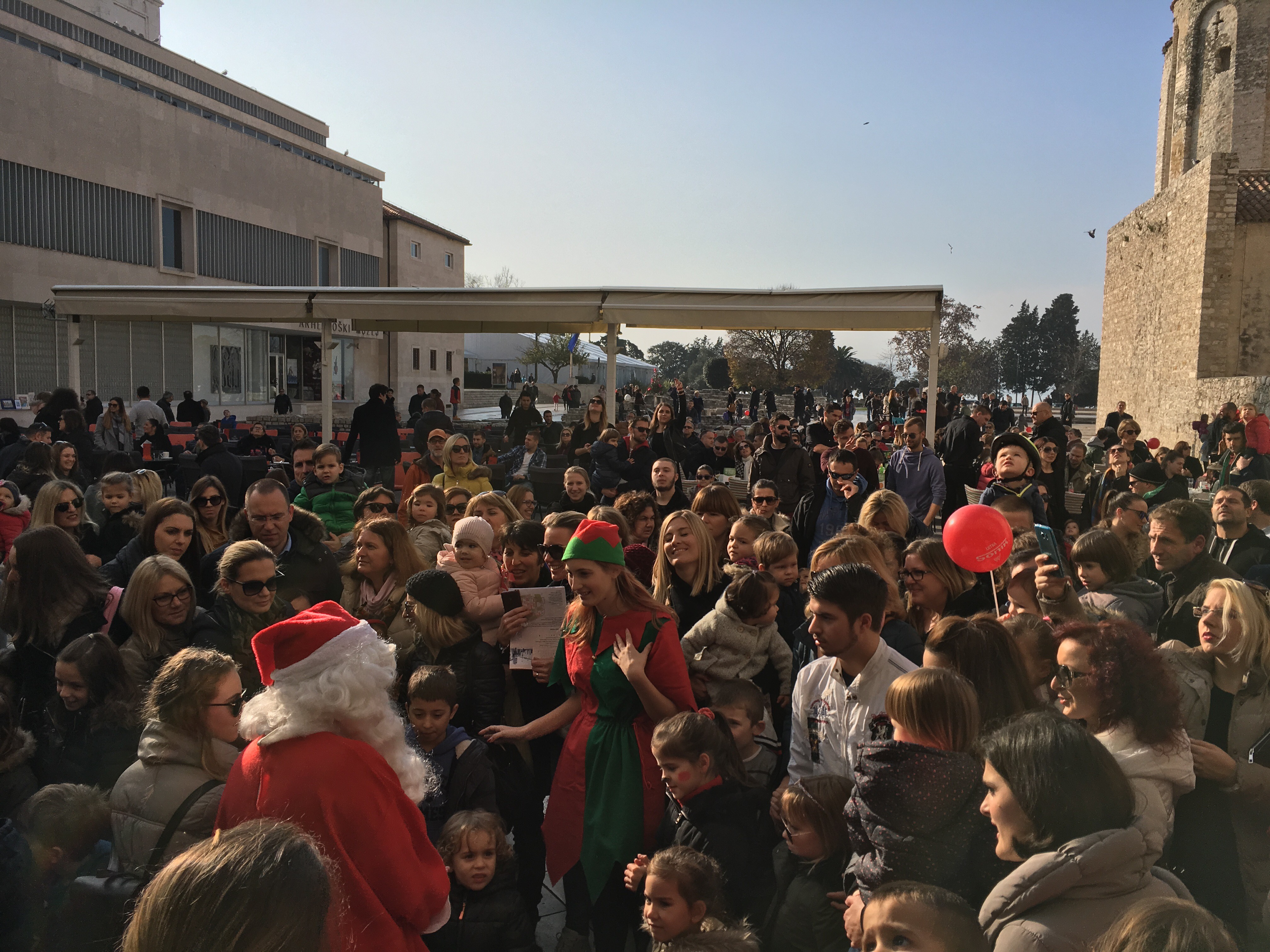 Spektakularno spuštanje Djeda Božićnjaka na Kalelargu Spektakularno spuštanje Djeda Božićnjaka na Kalelargu