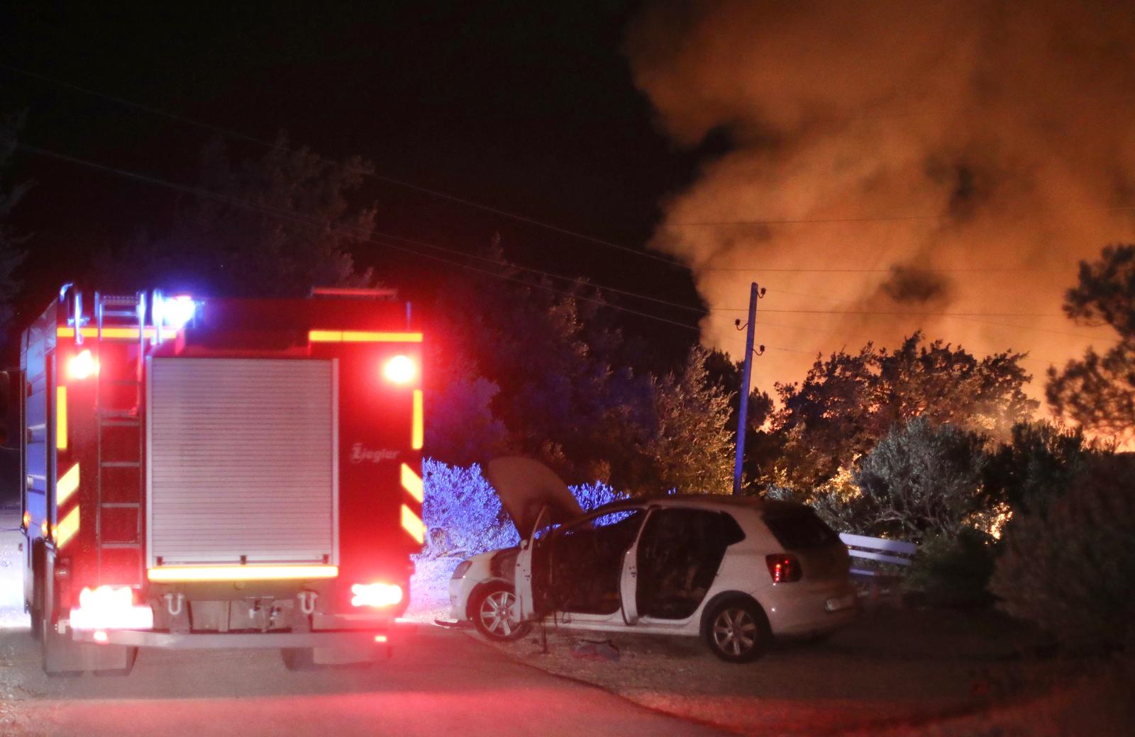 Tučepi: Požar se širi, zahvatio ranč i kuće, vatrogasci u akciji