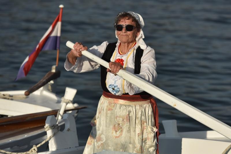 Tradicionalna ženska regata gajeta na vesla u Krapnju