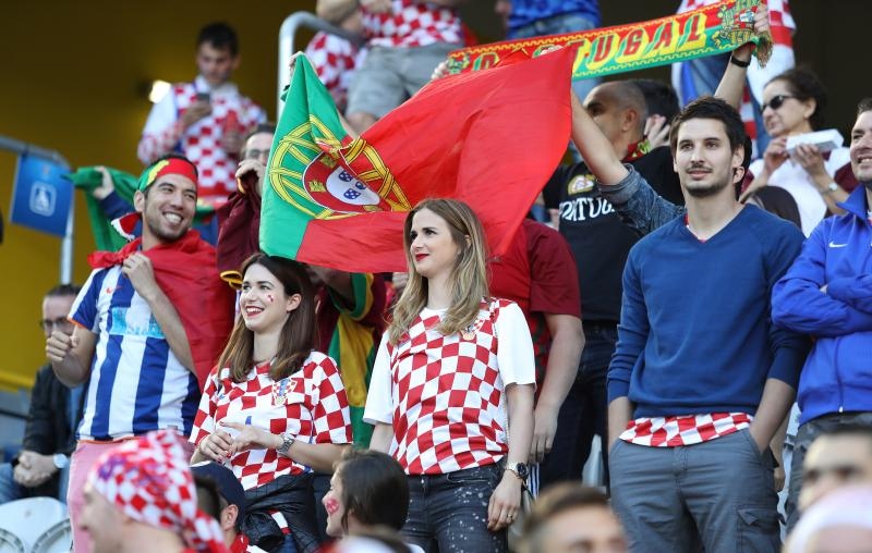 Hrvatski navijači okupirali Lens uoči utakmice s Portugalom, Photo: PIXSELL Hrvatski navijači okupirali Lens uoči utakmice s Portugalom, Photo: PIXSELL