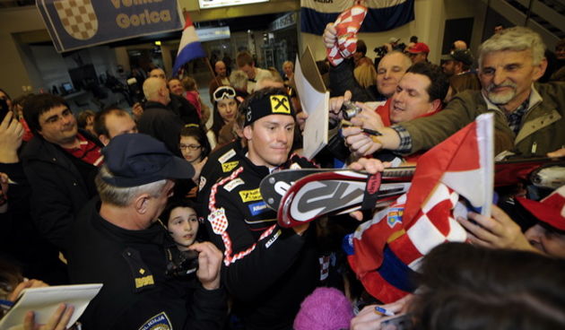 Zagreb, 200311. Aerodrom Pleso. Docek skijasa Ivice Kostelica nakon sto je osvojio dva mala i veliki globus u svjetskom skijaskom kupu. Foto: Sime Sokota / CROPIX