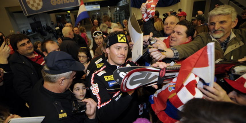 Zagreb, 200311. Aerodrom Pleso. Docek skijasa Ivice Kostelica nakon sto je osvojio dva mala i veliki globus u svjetskom skijaskom kupu. Foto: Sime Sokota / CROPIX Zagreb, 200311. Aerodrom Pleso. Docek skijasa Ivice Kostelica nakon sto je osvojio dva mala i veliki globus u svjetskom skijaskom kupu. Foto: Sime Sokota / CROPIX