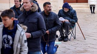 Muška molitva ispred katedrale Sv. Stošije