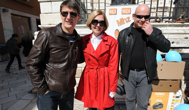 Zadar, 270313.
Zadarski Novi radio je danas na Narodnom trgu organizirao humanitarnu akciju za pomoc oboljelima od autizma. Prodavala su se uskrsnja jaja, a akciji su se odazvali brojni poznati Zadrani i hrvatski vaterpolisti koji danas na Visnjiku igraju