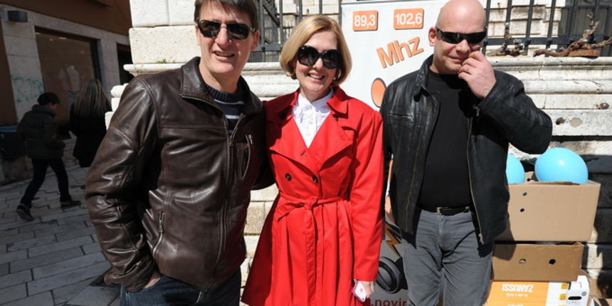 Zadar, 270313.
Zadarski Novi radio je danas na Narodnom trgu organizirao humanitarnu akciju za pomoc oboljelima od autizma. Prodavala su se uskrsnja jaja, a akciji su se odazvali brojni poznati Zadrani i hrvatski vaterpolisti koji danas na Visnjiku igraju