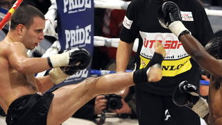 Split, 270310.
Veceras se u Spaladium Areni odrzava spektakl “Obracun u ringu 10” povodom 15-te obljetnice boksackog kluba Pit Bull. Borci ce nastupiti u 17 atraktivnih K1 i MMA ( ultimate fight) borbama.
Na fotografiji: Frane Radnic i Philippe Salmon.
Fo