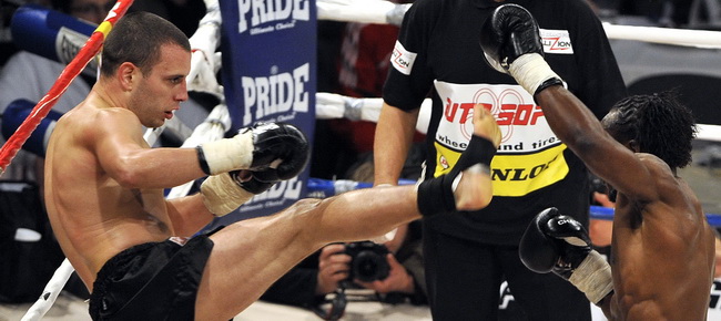 Split, 270310.
Veceras se u Spaladium Areni odrzava spektakl “Obracun u ringu 10” povodom 15-te obljetnice boksackog kluba Pit Bull. Borci ce nastupiti u 17 atraktivnih K1 i MMA ( ultimate fight) borbama.
Na fotografiji: Frane Radnic i Philippe Salmon.
Fo