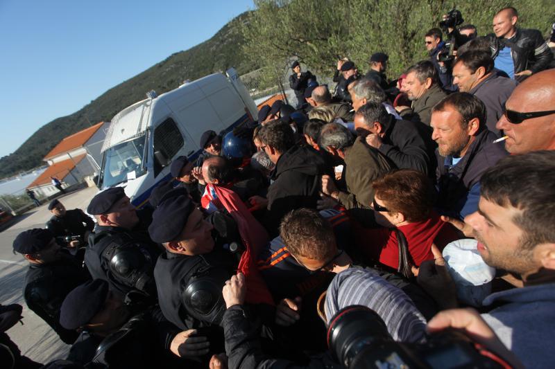 Radnicima škvera Nauta Lamjana interventna policija PU Zadarske onemogućila je pokušaj ulaska u škver u kojem se odvija stečajni postupak. Photo: Filip Brala/PIXSELL Radnicima škvera Nauta Lamjana interventna policija PU Zadarske onemogućila je pokušaj ulaska u škver u kojem se odvija stečajni postupak. Photo: Filip Brala/PIXSELL