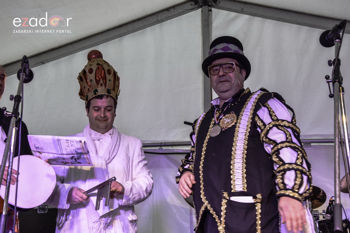 Paški zimski karneval 2018: Karnevalska povorka prošla ulicama grada do Pijace