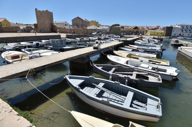 Ražančani saniraju štete nakon orkanske bure. Photo: Dino Stanin/PIXSELL