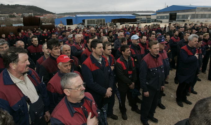 Knin, 150311.
Premijerka Jadranka Kosor otvorila je radove na prosirenju pogona tvornice Div u Kninu.
Radnici Div-a
Foto : Jakov Prkic / Cropix Knin, 150311.
Premijerka Jadranka Kosor otvorila je radove na prosirenju pogona tvornice Div u Kninu.
Radnici Div-a
Foto : Jakov Prkic / Cropix
