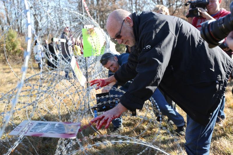 Na granicnom prijelazu Lucija-Brezovica odrzan je veliki prosvjed protiv slovenske zilet zice pod nazivom Protiv zice i za humanu Europu. Na granicnom prijelazu Lucija-Brezovica odrzan je veliki prosvjed protiv slovenske zilet zice pod nazivom Protiv zice i za humanu Europu.