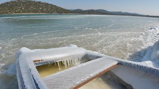 Ribarska lučica Prosika na Vranskom jezeru okovana ledom Ribarska lučica Prosika na Vranskom jezeru okovana ledom