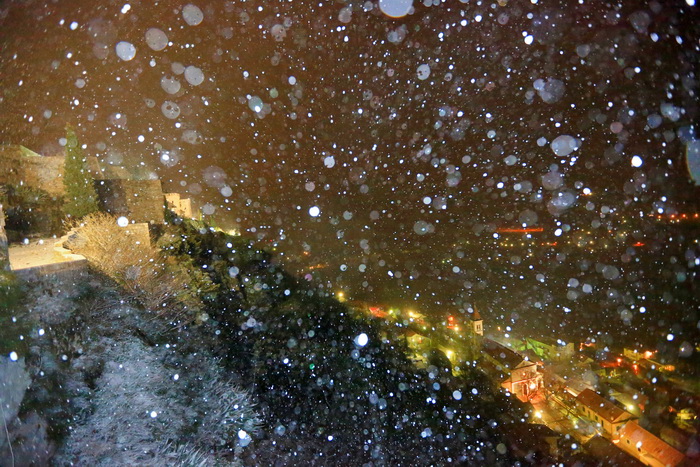 Klis, 101212. 
Ciklona Simenka je veceras donijela Snijeg nadomak Splita svega 4km zracne linije od Splita.
Na slici Snijeg na Klisu.
Foto: Zvonimir Barisin / CROPIX