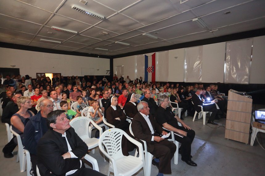 Bibinje: Predstavljena knjiga “Bitka za Vukovar” Damira Plavšića. Foto: Leo Banić Bibinje: Predstavljena knjiga “Bitka za Vukovar” Damira Plavšića. Foto: Leo Banić