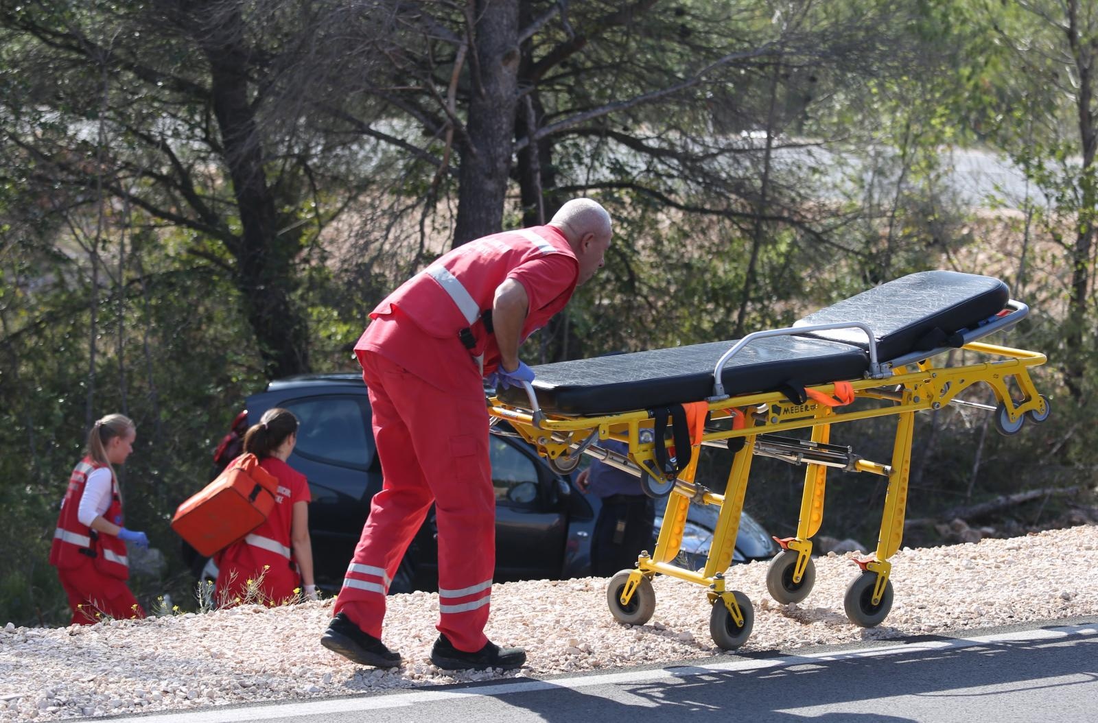 Dvoje ozlijeđenih u sudaru dva automobila na vodičkoj obilaznici, intervenirali i vatrogasci Dvoje ozlijeđenih u sudaru dva automobila na vodičkoj obilaznici, intervenirali i vatrogasci