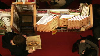 Pula,041209.
Recesijski, ali veselo i uz pjesmu otvoren je u petak jubilarni 15. Sa(n)jam knjige u Istri, koji ce do 13. prosinca okupiti vise od 200 autora i 300 nakladnika.Sajam je prigodnim rijecima otvorio veliki argentinsko-kanadski knjizevnik Albert Pula,041209.
Recesijski, ali veselo i uz pjesmu otvoren je u petak jubilarni 15. Sa(n)jam knjige u Istri, koji ce do 13. prosinca okupiti vise od 200 autora i 300 nakladnika.Sajam je prigodnim rijecima otvorio veliki argentinsko-kanadski knjizevnik Albert