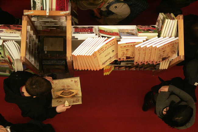 Pula,041209.
Recesijski, ali veselo i uz pjesmu otvoren je u petak jubilarni 15. Sa(n)jam knjige u Istri, koji ce do 13. prosinca okupiti vise od 200 autora i 300 nakladnika.Sajam je prigodnim rijecima otvorio veliki argentinsko-kanadski knjizevnik Albert Pula,041209.
Recesijski, ali veselo i uz pjesmu otvoren je u petak jubilarni 15. Sa(n)jam knjige u Istri, koji ce do 13. prosinca okupiti vise od 200 autora i 300 nakladnika.Sajam je prigodnim rijecima otvorio veliki argentinsko-kanadski knjizevnik Albert