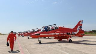 Akrobatska skupina “Red Arrows” Royal Air Forcea u posjeti Zračnoj bazi u Zemuniku Akrobatska skupina “Red Arrows” Royal Air Forcea u posjeti Zračnoj bazi u Zemuniku