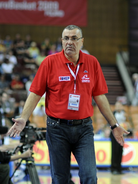 Katowice, 180909.
Dvorana Sport Arena Spodek.
Europsko prvenstvo u kosarci u Poljskoj, cetvrtfinale izmedju Slovenije i Hrvatske.
Na slici: izbornik Jasmin Repesa.
Foto: Drago Sopta  / CROPIX