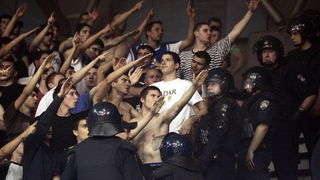 Zagreb, 050610.
KC Drazen Petrovic.
Trg Drazena Petrovica 3.
3. kosarkaska utakmica finala doigravanja izmedju Cibone i Zadra.
Na slici: Navijaci Zadra okruzeni policajcima.
Foto: Goran Mehkek / CROPIX Zagreb, 050610.
KC Drazen Petrovic.
Trg Drazena Petrovica 3.
3. kosarkaska utakmica finala doigravanja izmedju Cibone i Zadra.
Na slici: Navijaci Zadra okruzeni policajcima.
Foto: Goran Mehkek / CROPIX