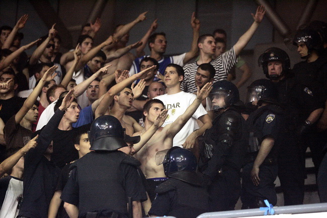 Zagreb, 050610.
KC Drazen Petrovic.
Trg Drazena Petrovica 3.
3. kosarkaska utakmica finala doigravanja izmedju Cibone i Zadra.
Na slici: Navijaci Zadra okruzeni policajcima.
Foto: Goran Mehkek / CROPIX Zagreb, 050610.
KC Drazen Petrovic.
Trg Drazena Petrovica 3.
3. kosarkaska utakmica finala doigravanja izmedju Cibone i Zadra.
Na slici: Navijaci Zadra okruzeni policajcima.
Foto: Goran Mehkek / CROPIX