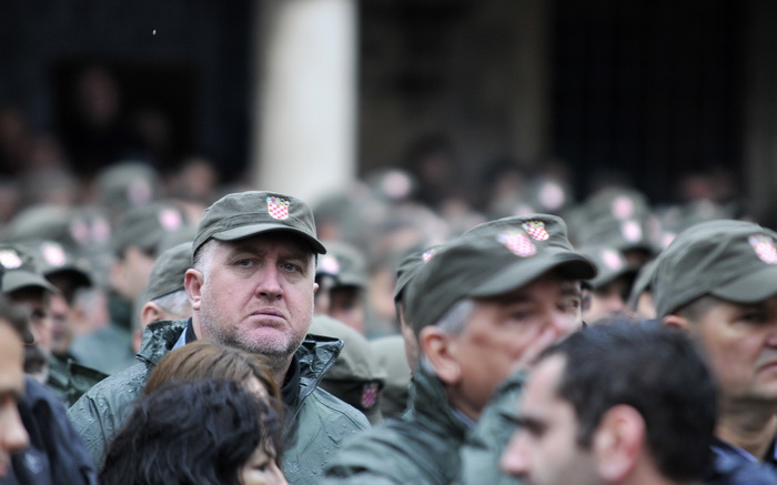 Dubrovnik, 061211.
Svecani mimohod i postrojavanje branitelja grada Dubrovnika iz 1991. godine na Stradunu u sklopu proslave dana Branitelja pred predsjednikom RH Ivom Josipovicem.
Foto: Tonci Plazibat / CROPIX Dubrovnik, 061211.
Svecani mimohod i postrojavanje branitelja grada Dubrovnika iz 1991. godine na Stradunu u sklopu proslave dana Branitelja pred predsjednikom RH Ivom Josipovicem.
Foto: Tonci Plazibat / CROPIX