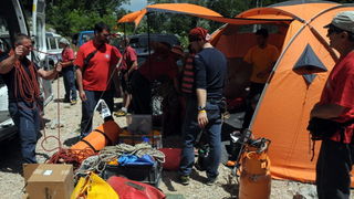 Zadar, 090612.
Danas su spasitelji HGSSa odradili akciju spasavanja unesrecenog speleologa Marjana Marovica koji je dozivio nesrecu u jami Kita Gacesina. U akciji je sudjelovalo oko 150 gorski spasioca te su uspjesno izvukli speleologa na sigurno.
Foto: H