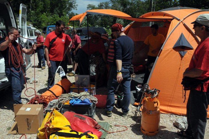 Zadar, 090612.
Danas su spasitelji HGSSa odradili akciju spasavanja unesrecenog speleologa Marjana Marovica koji je dozivio nesrecu u jami Kita Gacesina. U akciji je sudjelovalo oko 150 gorski spasioca te su uspjesno izvukli speleologa na sigurno.
Foto: H