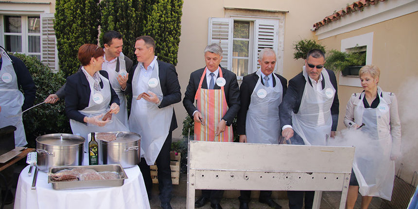 “Hrvatska volontira”: Roštiljada u Domu sv. Frane