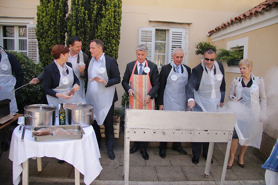 “Hrvatska volontira”: Roštiljada u Domu sv. Frane