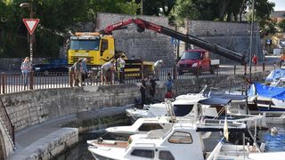 U gradskoj luci Foša u tijeku je izvlačenje potopljenih brodica