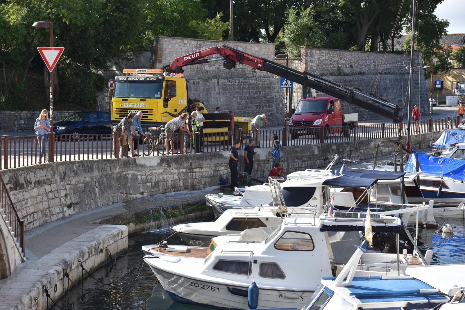 U gradskoj luci Foša u tijeku je izvlačenje potopljenih brodica