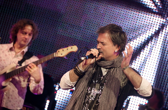 Zagreb, 031209.
Premijera spota za hit singl “Zedjam” Zlatana Stipisica Gibannija u Hrvatskom drzavnom arhivu. Na promociji je Gibonni potpisao ugovor s T Mobilom.
Foto: Sandra Simunovic / CROPIX Zagreb, 031209.
Premijera spota za hit singl “Zedjam” Zlatana Stipisica Gibannija u Hrvatskom drzavnom arhivu. Na promociji je Gibonni potpisao ugovor s T Mobilom.
Foto: Sandra Simunovic / CROPIX