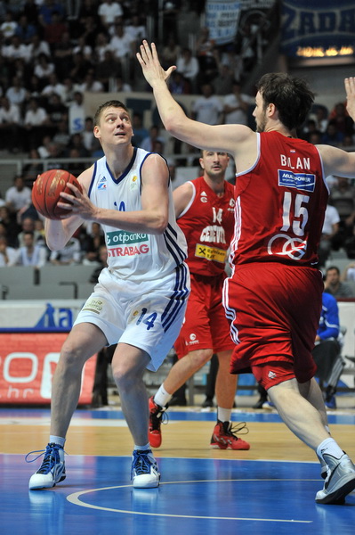 Zadar, 260513.
Dvorana Kresimira Cosica. 
3. polufinalna utakmica prvenstva Hrvatske izmedju KK Zadar i KK Cedevita.
Na fotografiji: Kastropil i Bilan.
Foto: Luka Gerlanc / CROPIX